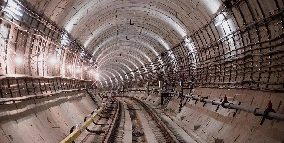 Как проектировщики московского метро учитывали особенности московской почвы при строительстве станций?