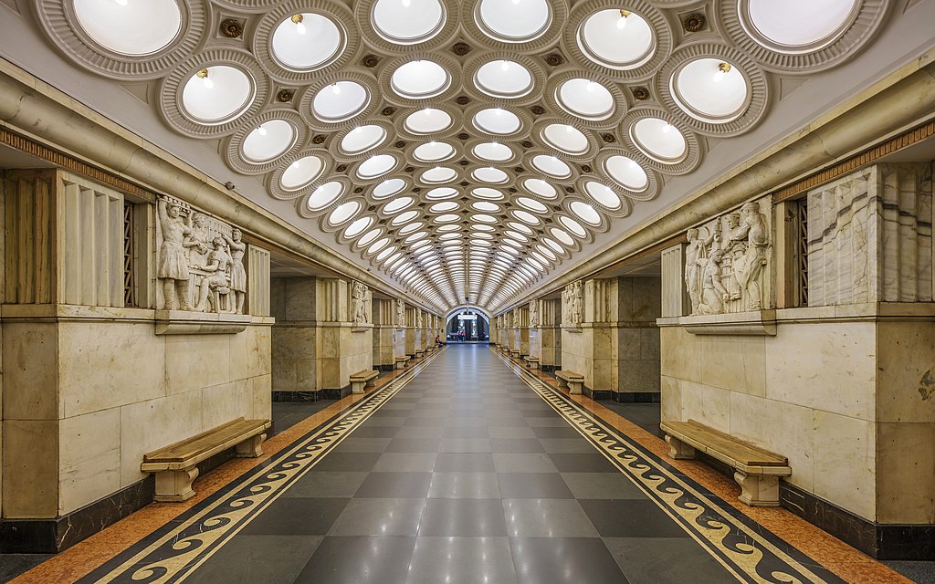 Какой архитектурный стиль преобладает в московском метро?